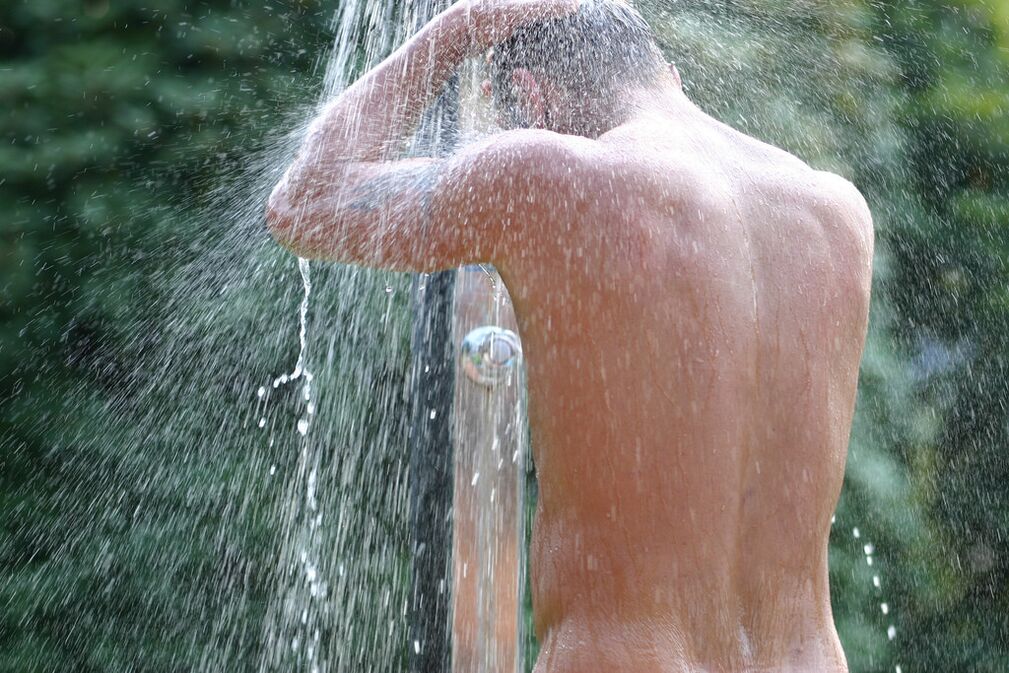 Despois dun baño con refrixerante, un home debe tomar unha ducha fresca. 