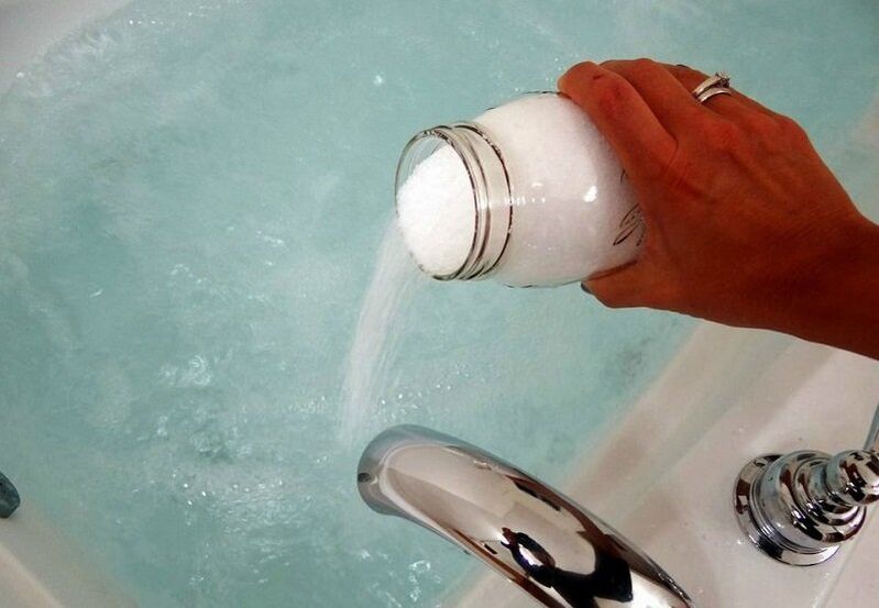 Tomar un baño con refresco para agrandar o pene